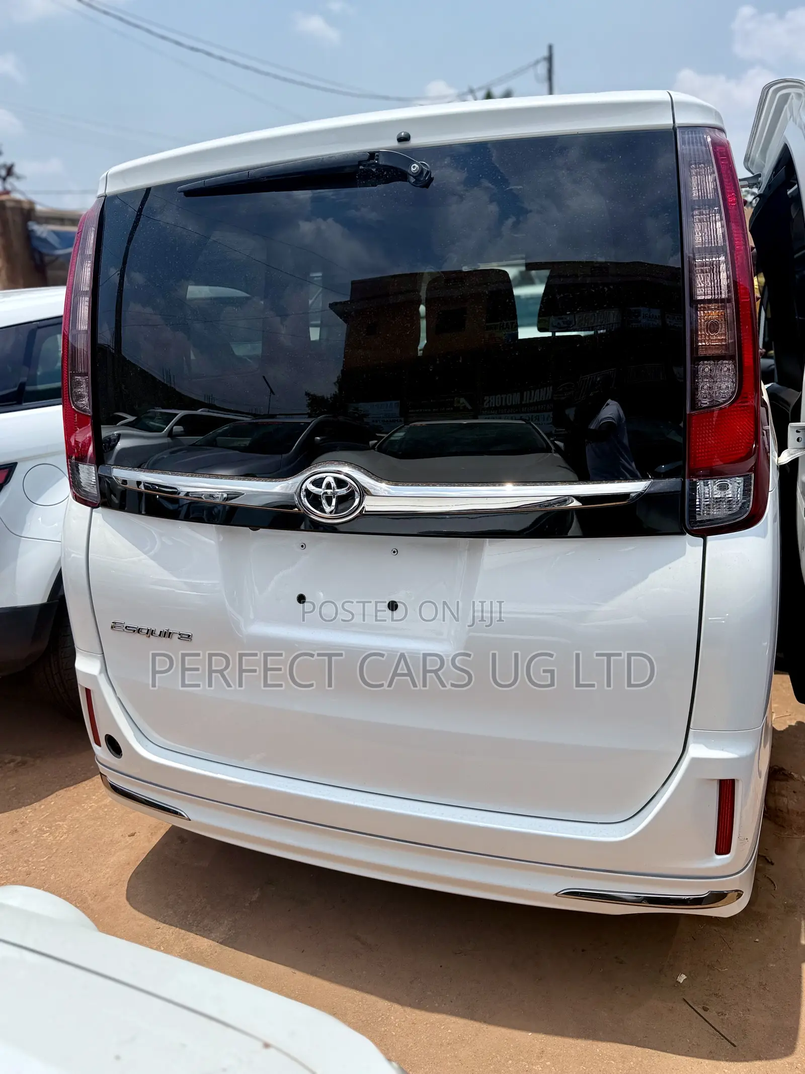 Toyota Noah 2.0 AWD (8 Seater) 2017 Off white