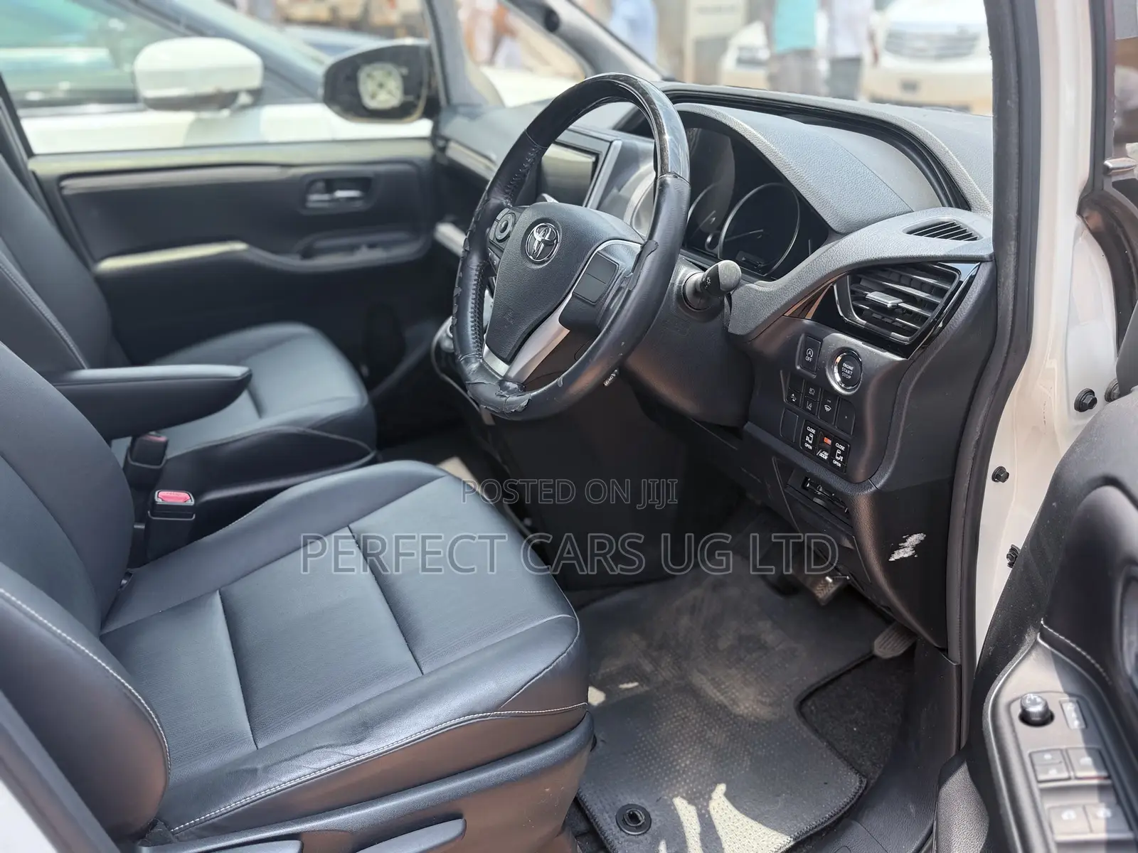 Toyota Noah 2.0 AWD (8 Seater) 2017 Off white