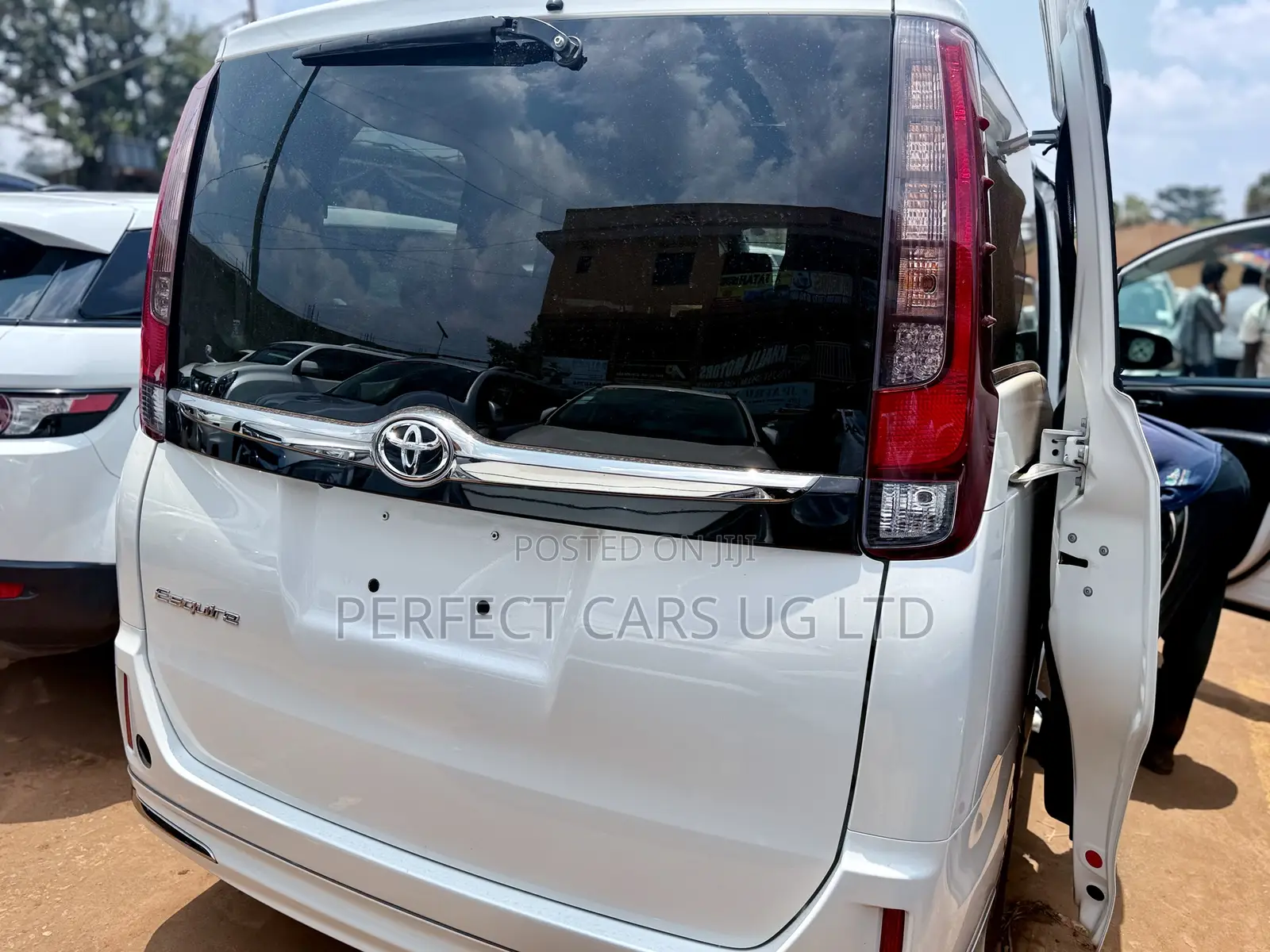 Toyota Noah 2.0 AWD (8 Seater) 2017 Off white