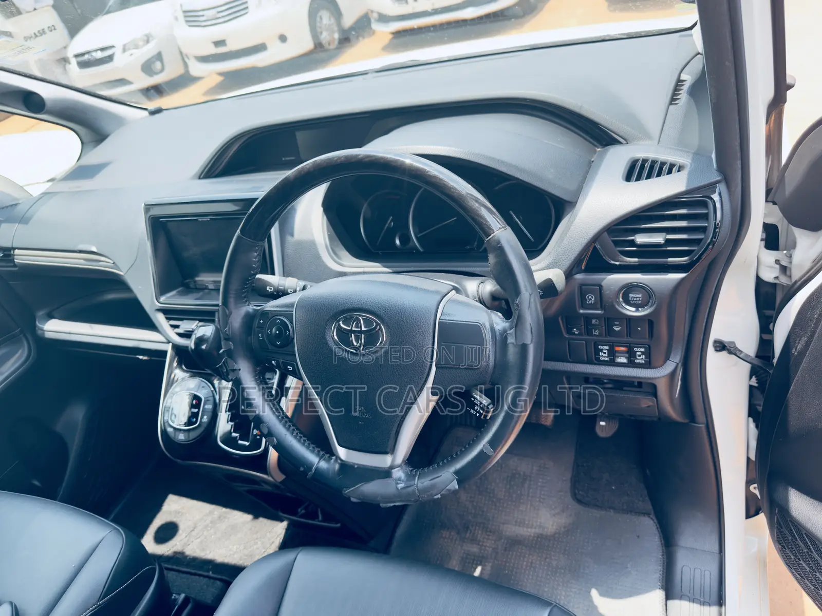Toyota Noah 2.0 AWD (8 Seater) 2017 Off white