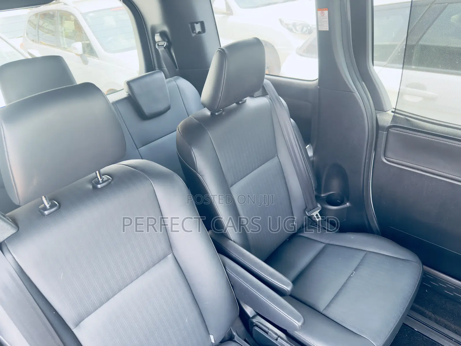 Toyota Noah 2.0 AWD (8 Seater) 2017 Off white