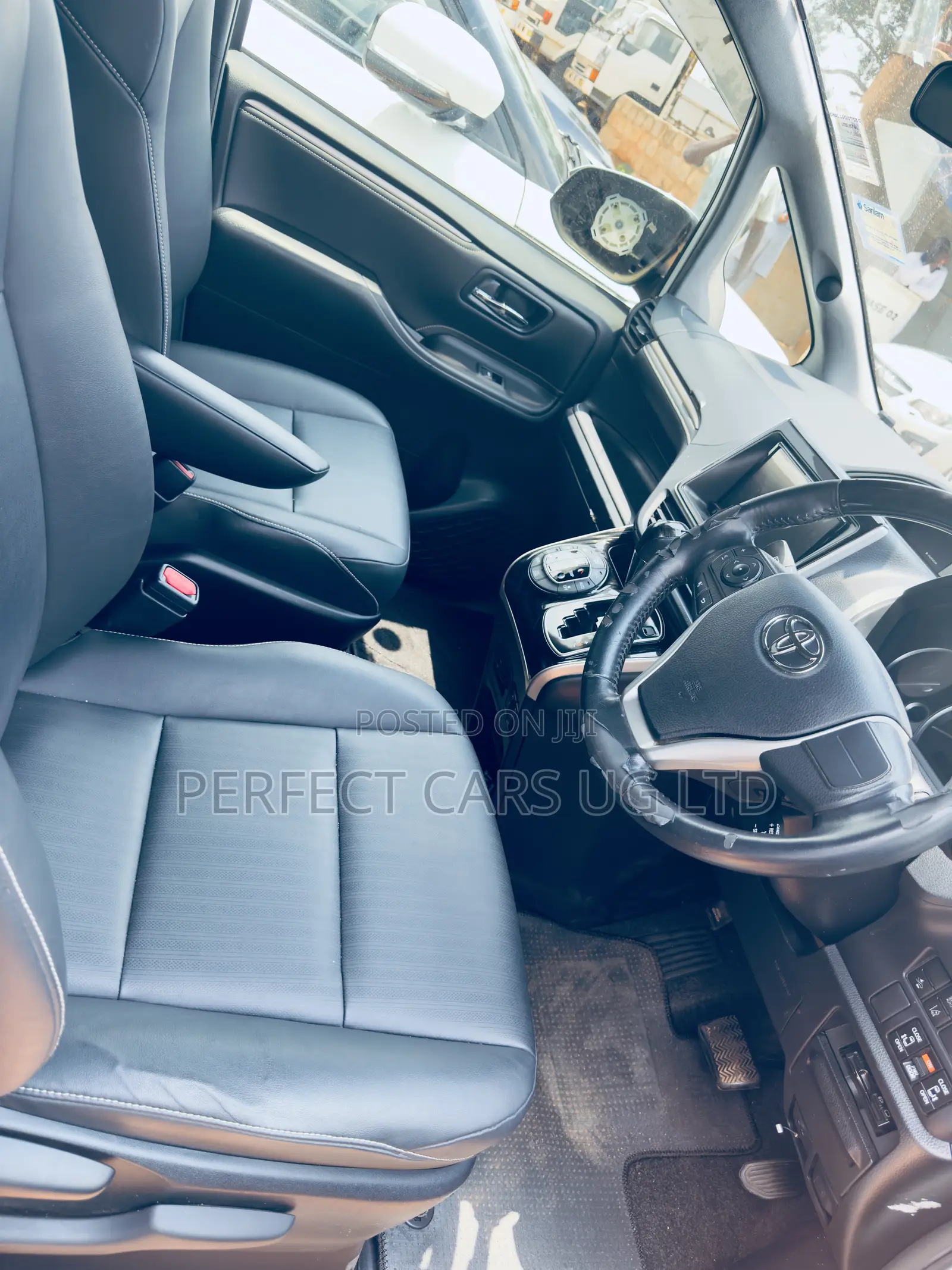 Toyota Noah 2.0 AWD (8 Seater) 2017 Off white