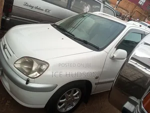 Toyota Raum 2000 Pearl