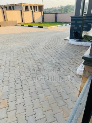 4bdrm Bungalow in Kitende Entebbe Road, Division B for sale