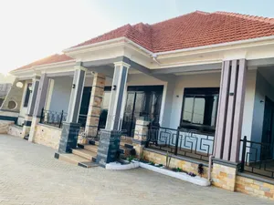 4bdrm Bungalow in Kitende Entebbe Road, Division B for sale