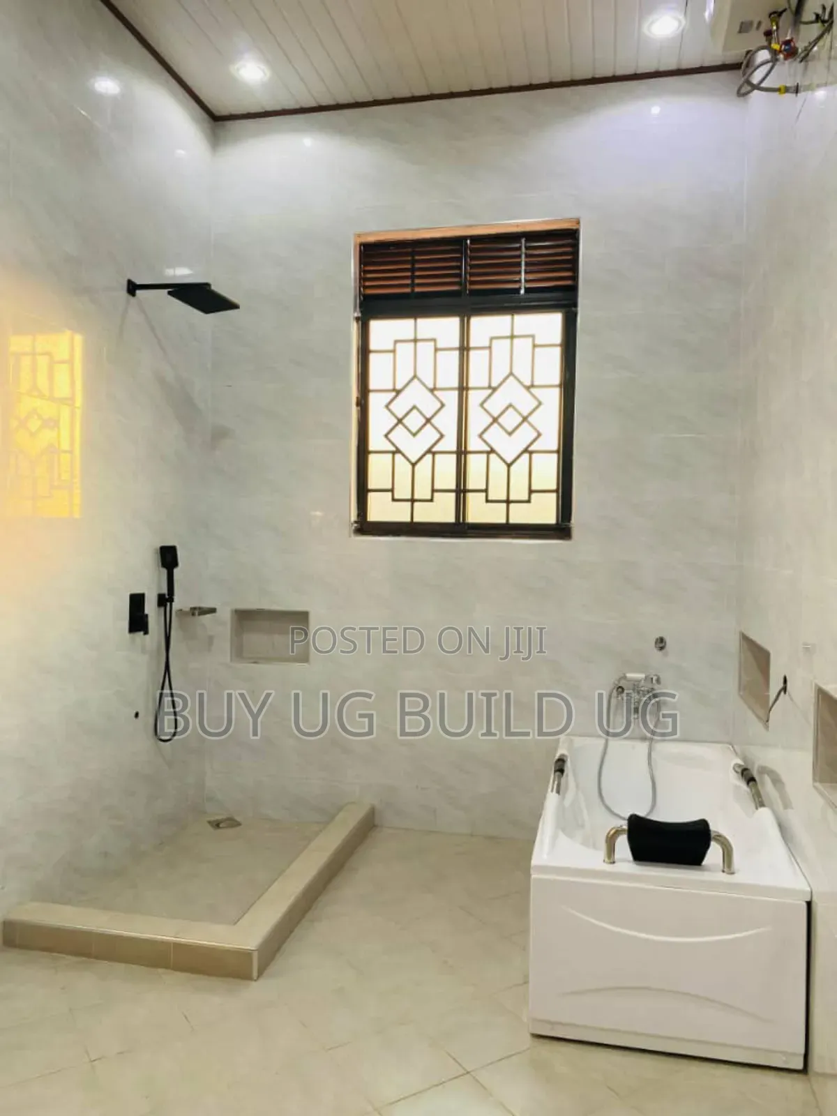 4bdrm Bungalow in Kitende Entebbe Road, Division B for sale