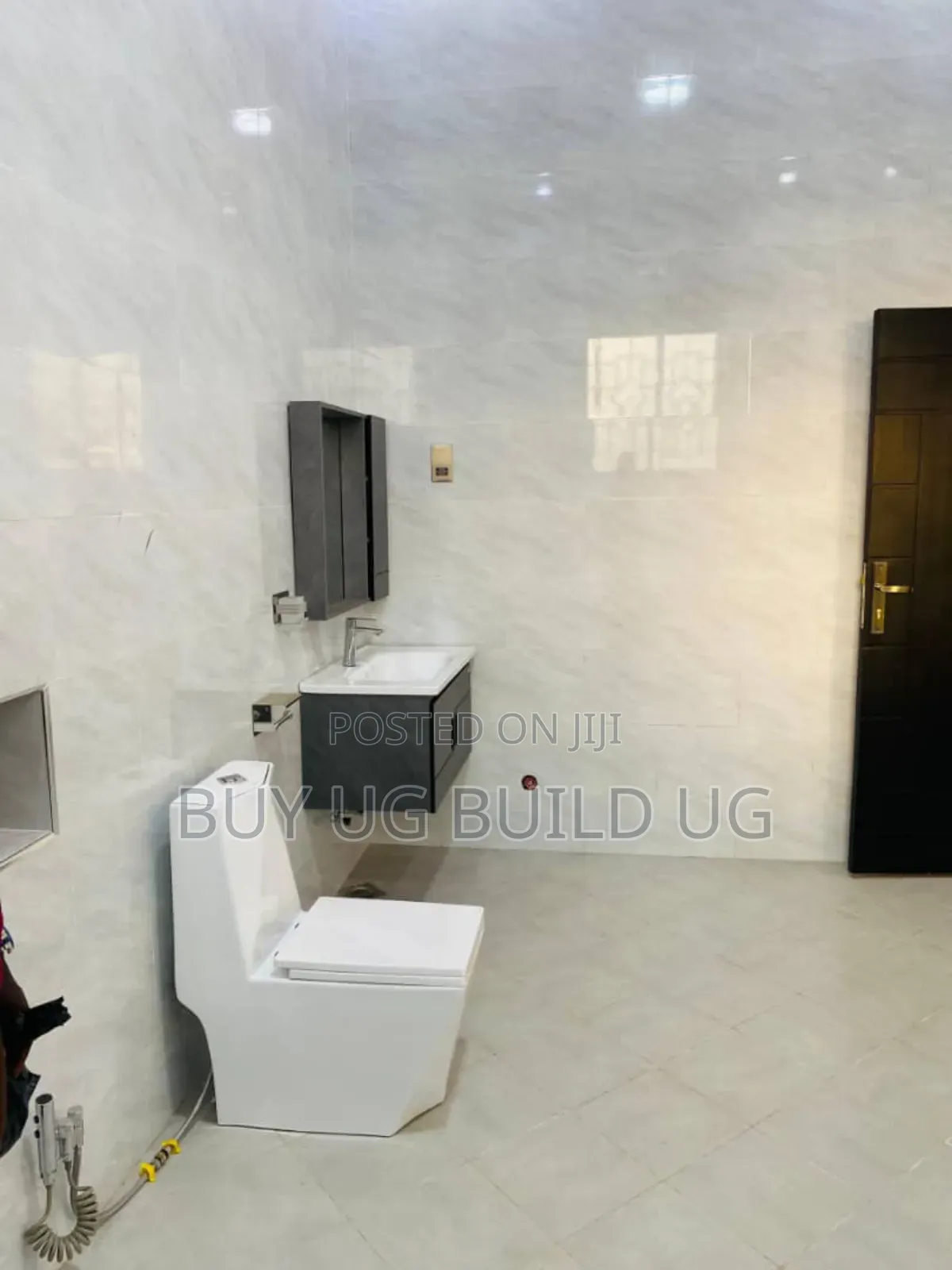 4bdrm Bungalow in Kitende Entebbe Road, Division B for sale