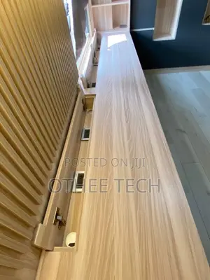 Smart Office Desk With Charging