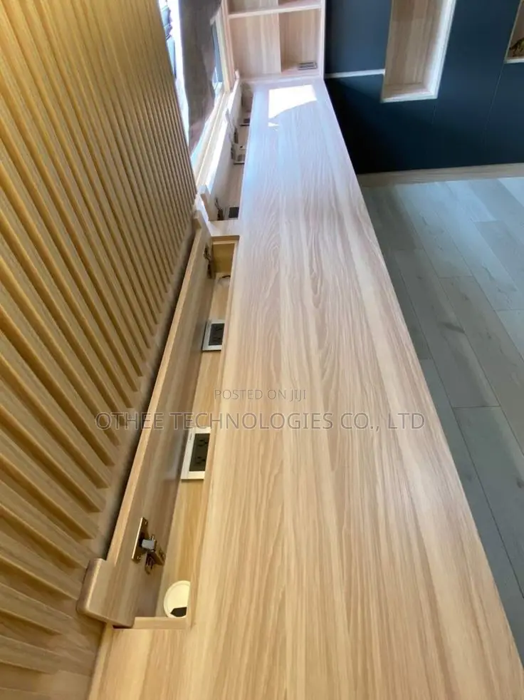 Smart Office Desk With Charging