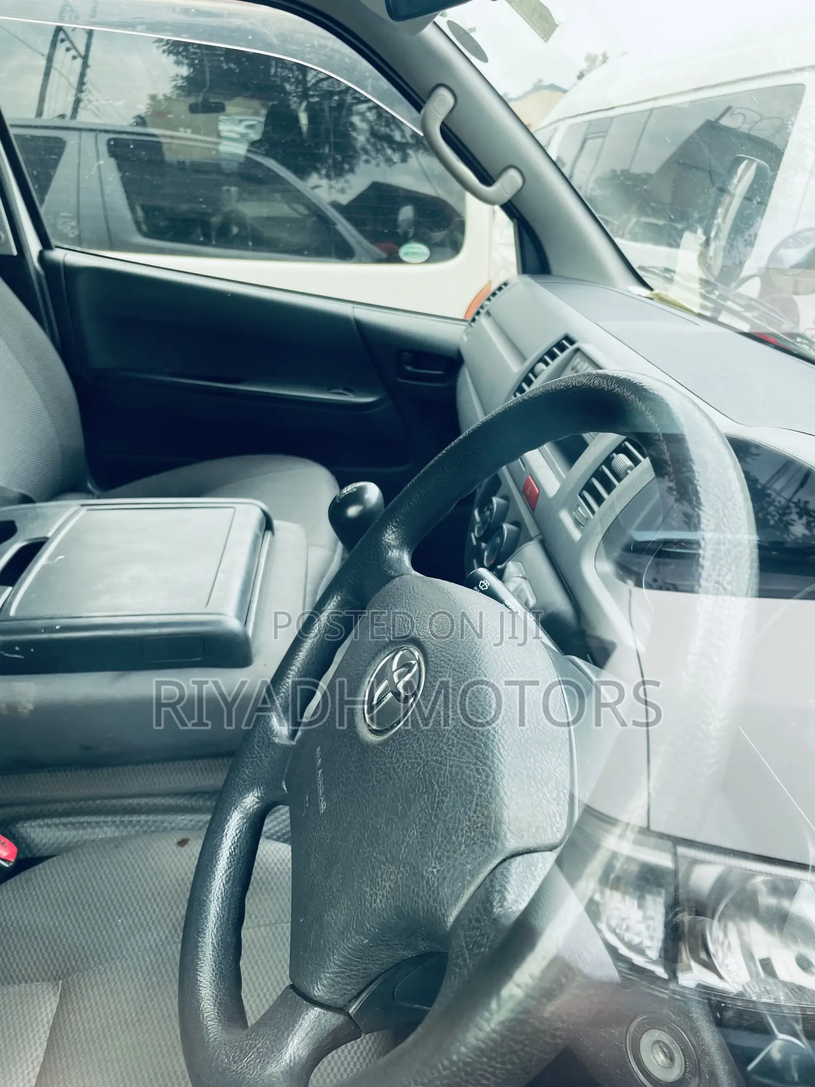 Toyota HiAce 2014 Silver