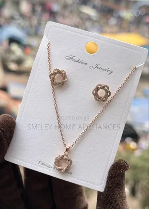High Quality Branded Fashion Jewelry Necklace at 20% Discount Price
