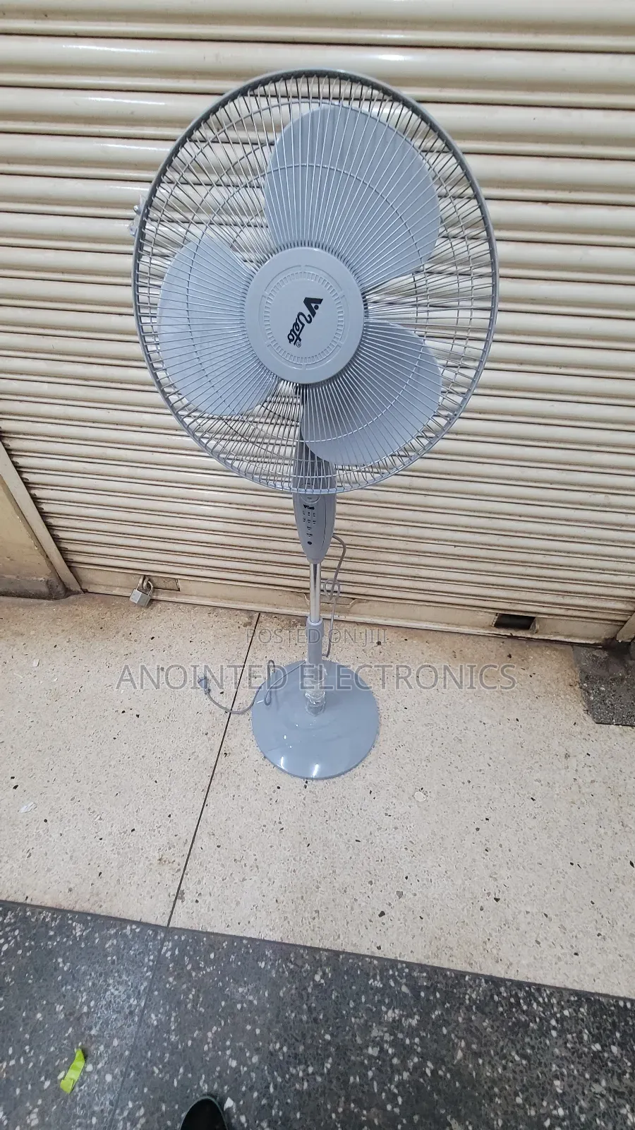 Vetto Standing Fan With a Remote