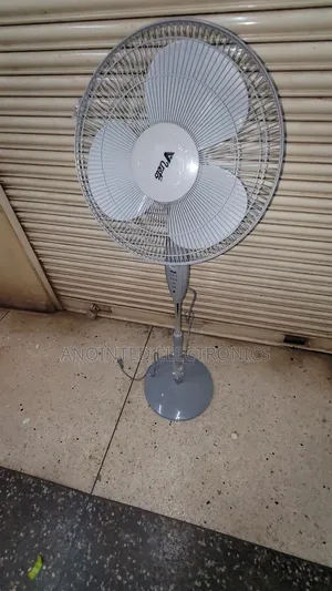 Vetto Standing Fan With a Remote