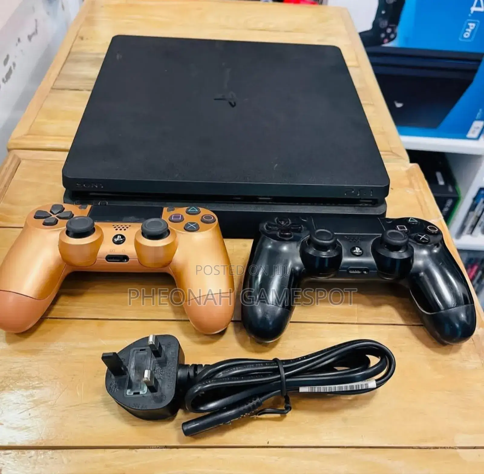 Playstation 4 Slim 500gb, 13 Games and 2 Controllers