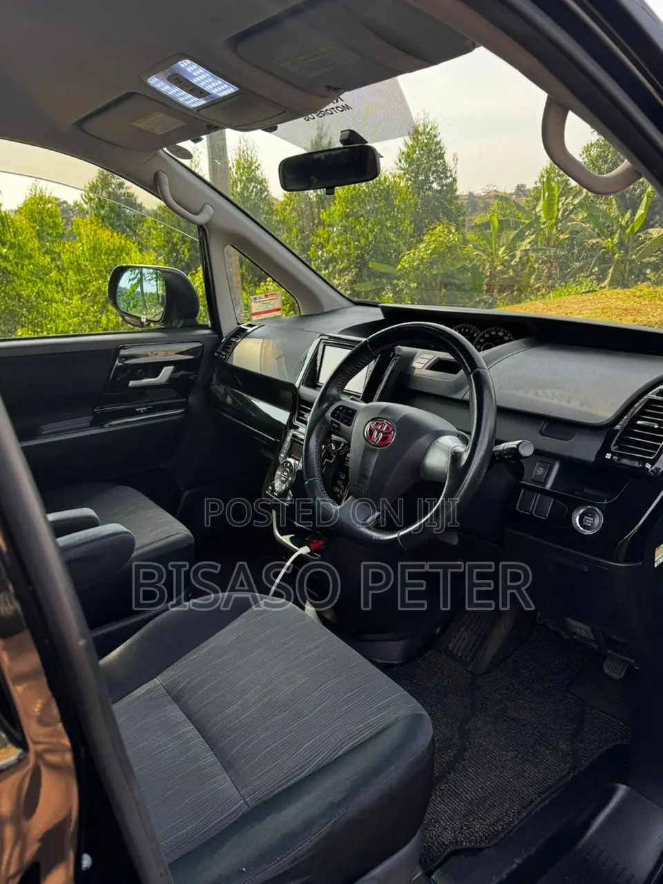 Toyota Noah 2.0 158hp AWD (7 Seater) 2011 Black
