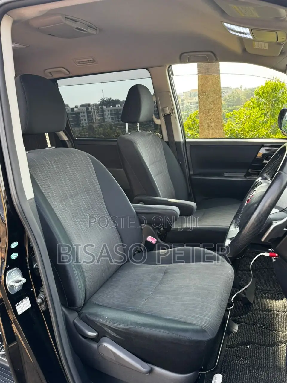 Toyota Noah 2.0 158hp AWD (7 Seater) 2011 Black