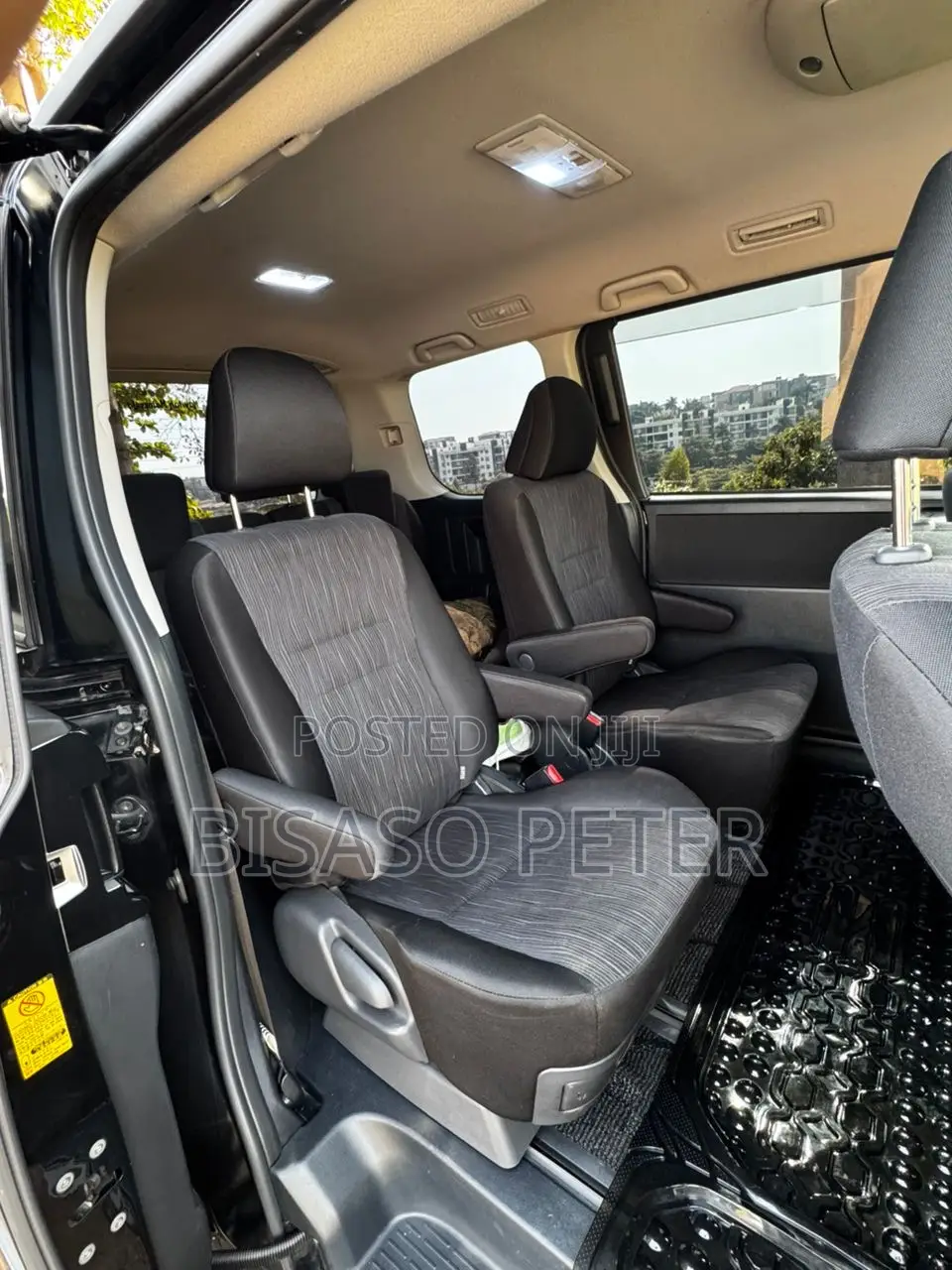 Toyota Noah 2.0 158hp AWD (7 Seater) 2011 Black