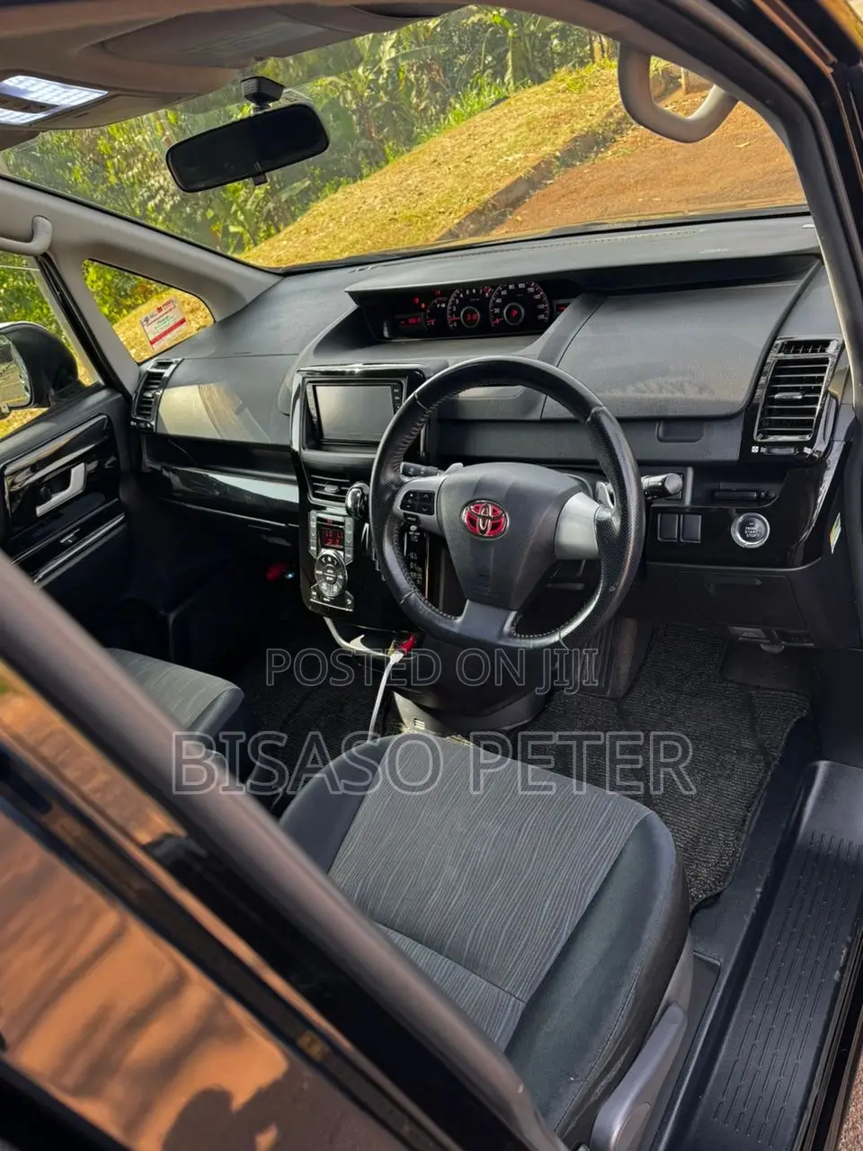 Toyota Noah 2.0 158hp AWD (7 Seater) 2011 Black