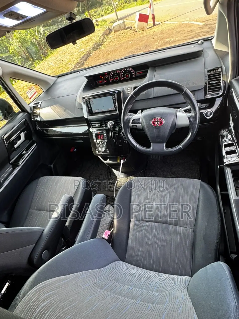 Toyota Noah 2.0 158hp AWD (7 Seater) 2011 Black