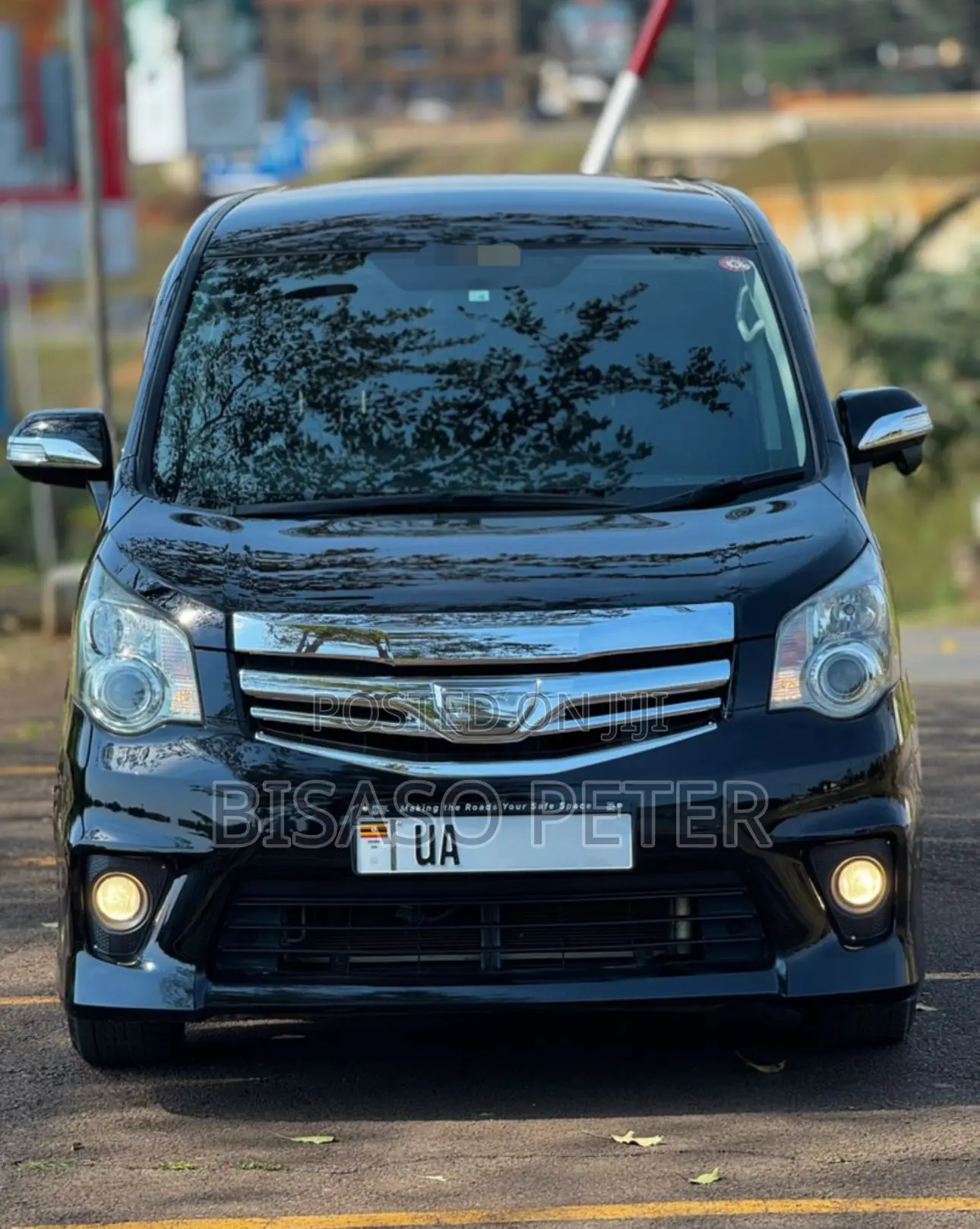 Toyota Noah 2.0 158hp AWD (7 Seater) 2011 Black