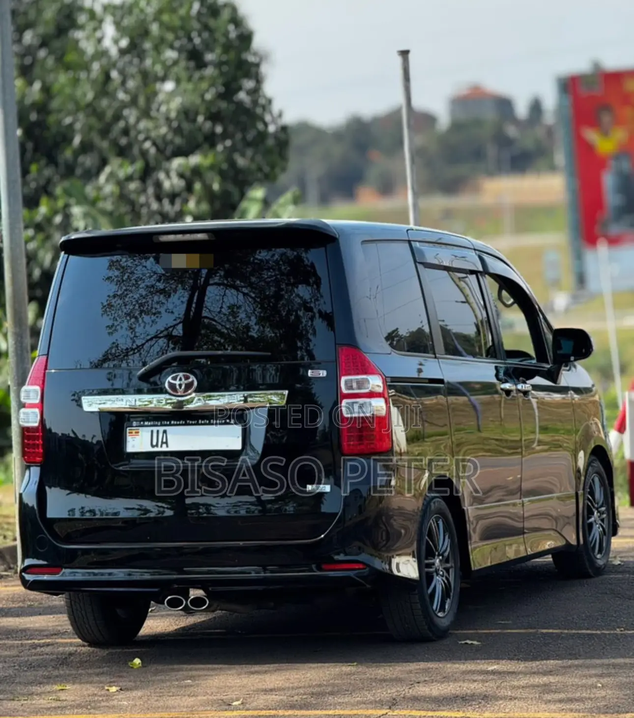 Toyota Noah 2.0 158hp AWD (7 Seater) 2011 Black
