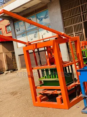 Less Labour /Semi Conductors / Semi Automatic Block Concrete Machine