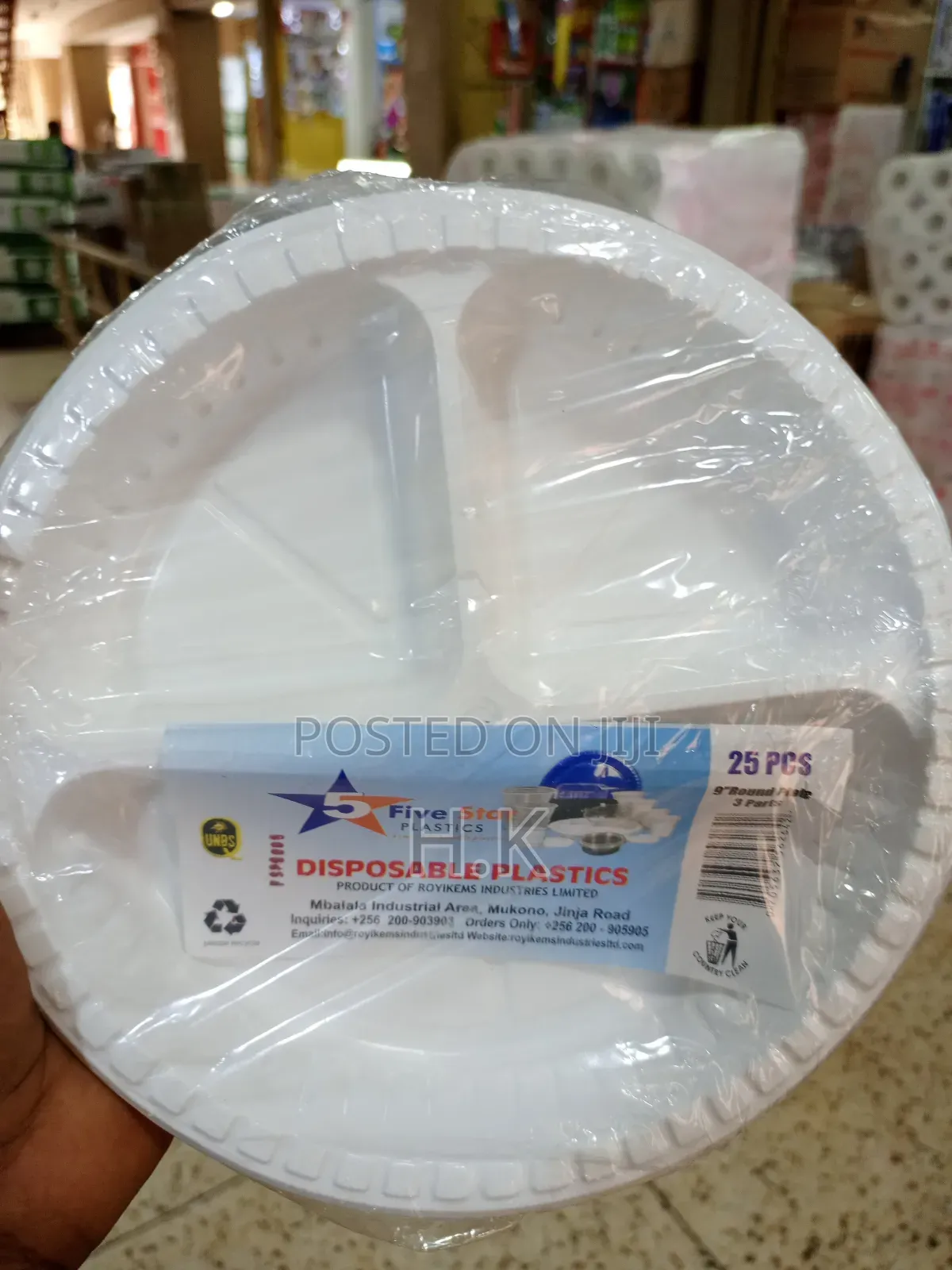 25pcs Disposable Plastic Plates With Three Compartments.