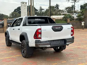 Toyota Hilux 2023 White