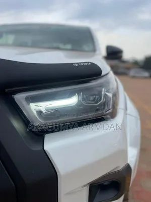 Toyota Hilux 2023 White