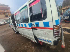 Toyota HiAce 2000 White