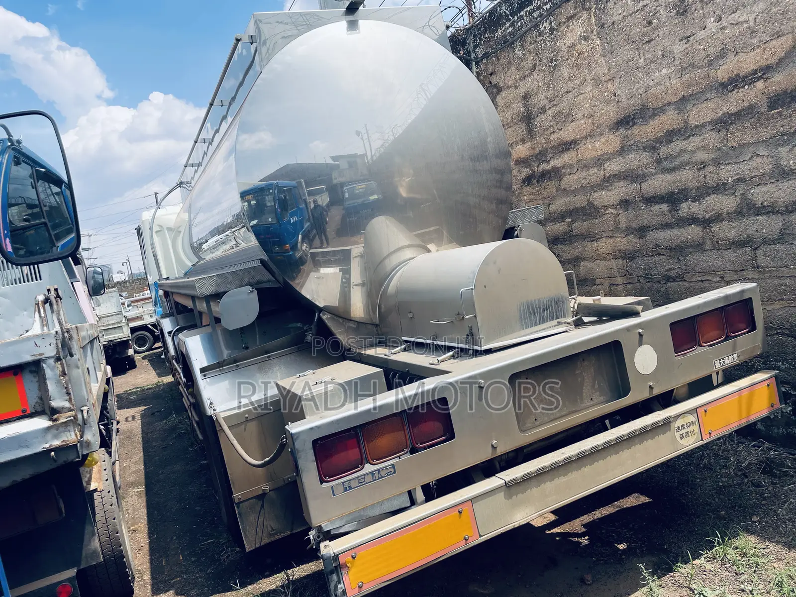 Milk Tank With Ordinary Engine