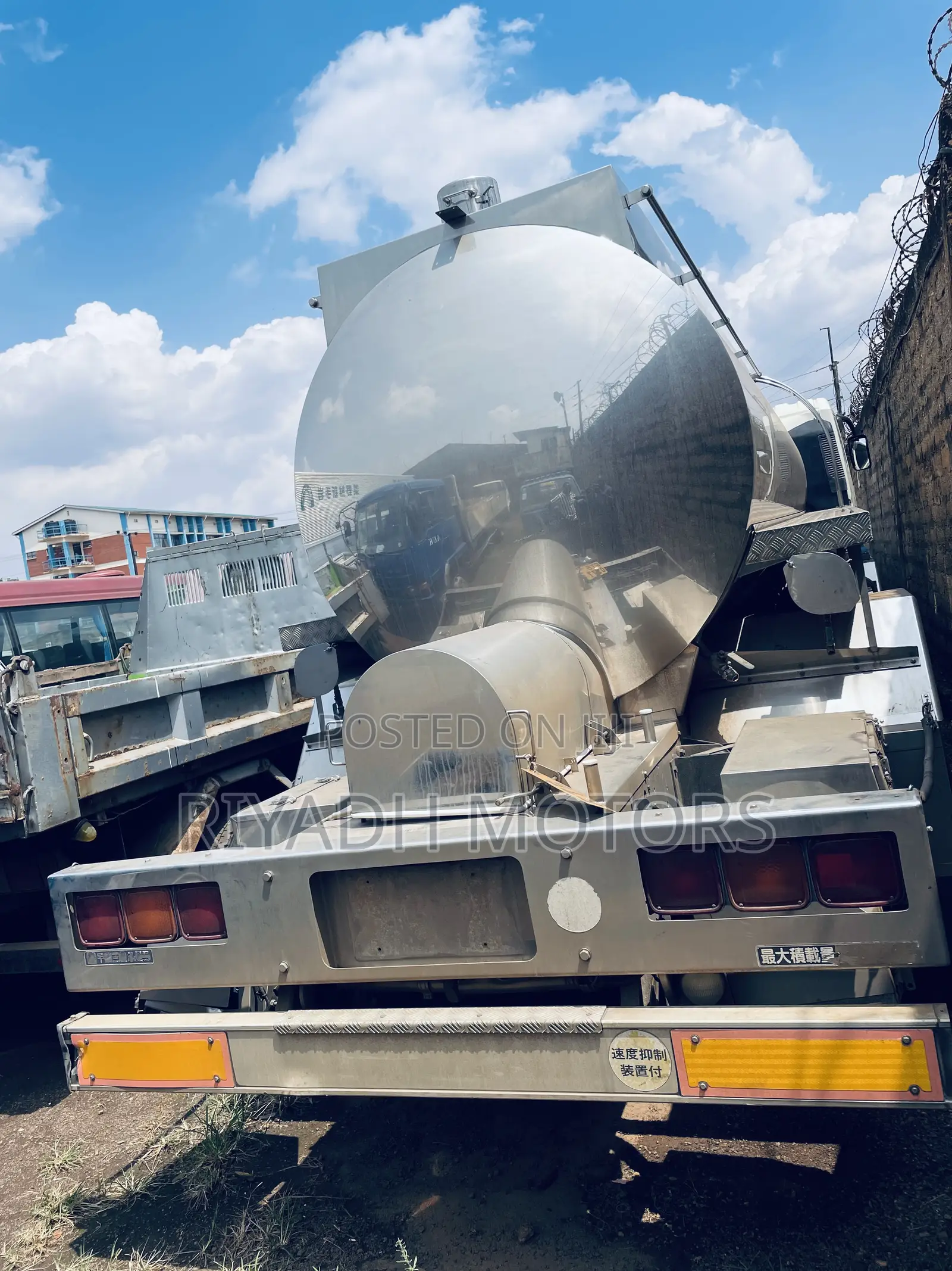 Milk Tank With Ordinary Engine