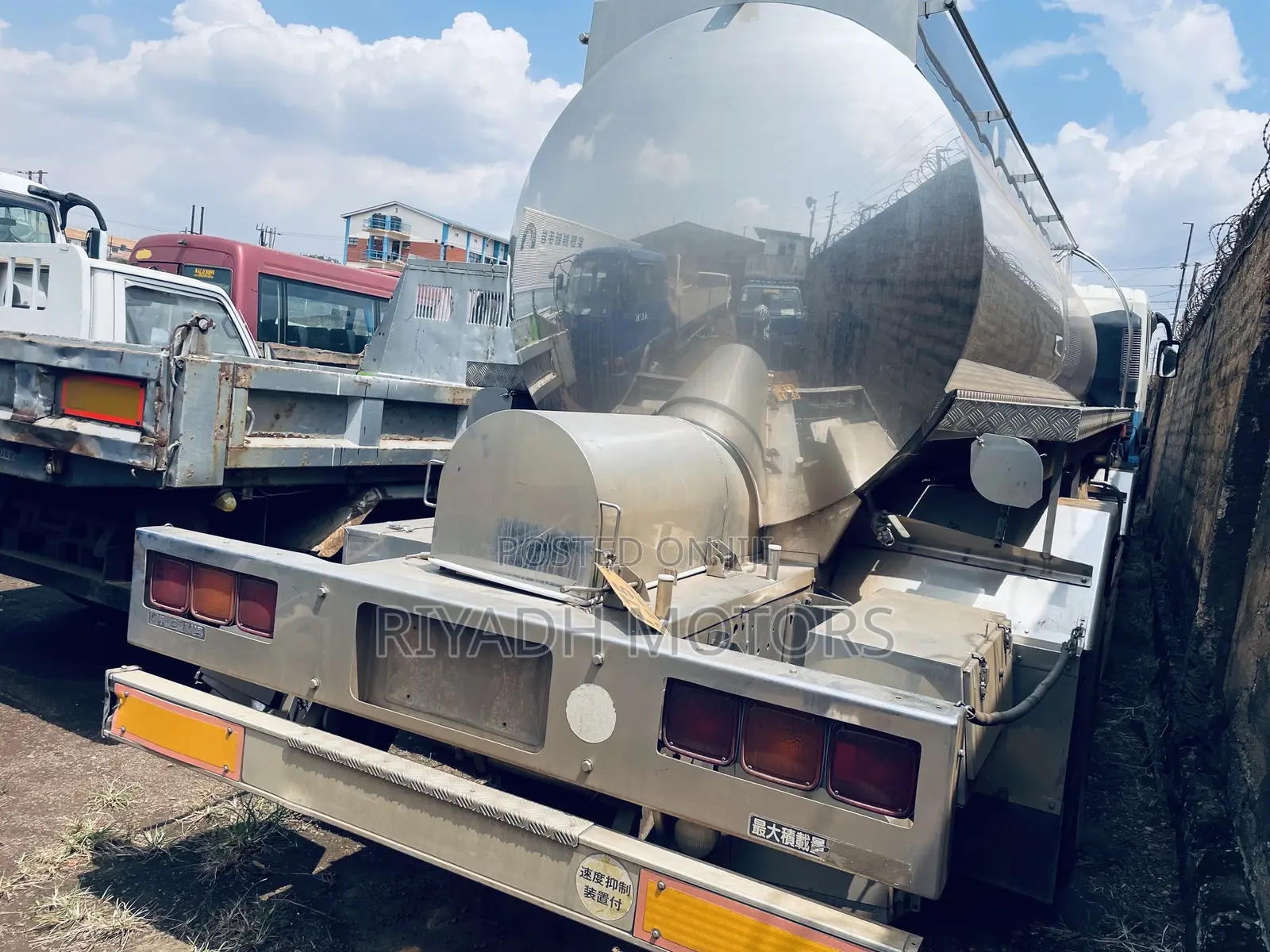 Milk Tank With Ordinary Engine