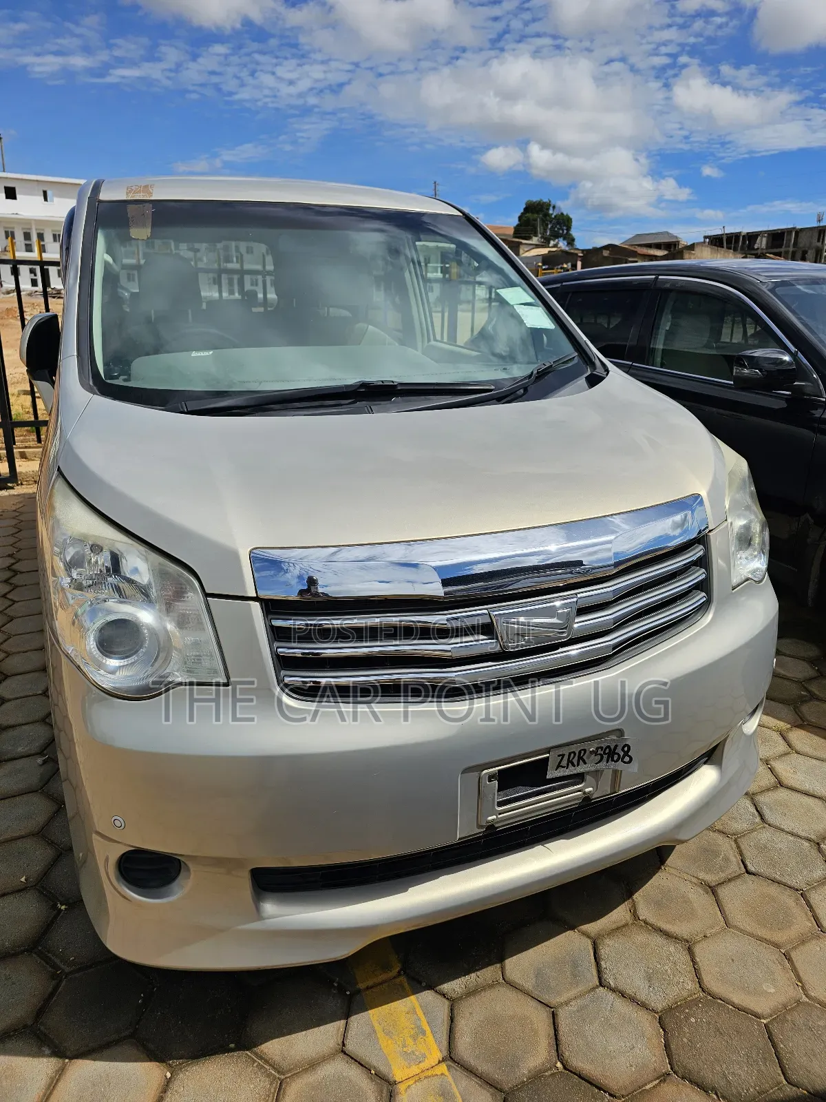 Toyota Noah 2010 Gold