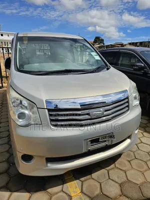 Toyota Noah 2010 Gold