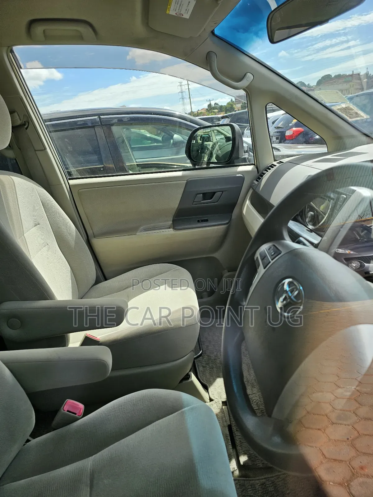Toyota Noah 2010 Gold