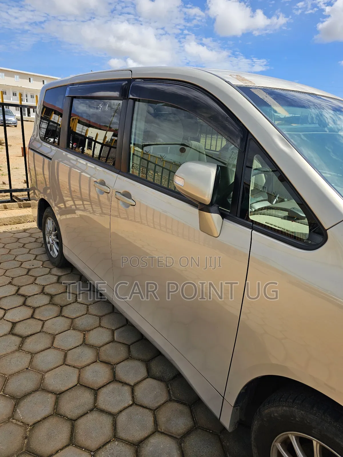 Toyota Noah 2010 Gold