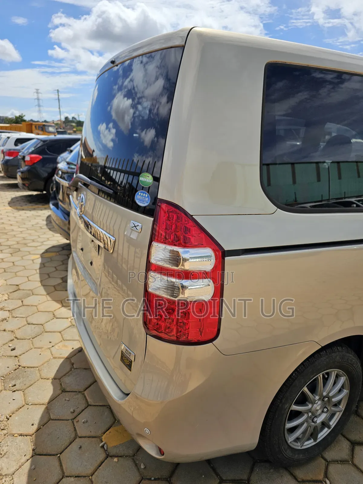 Toyota Noah 2010 Gold