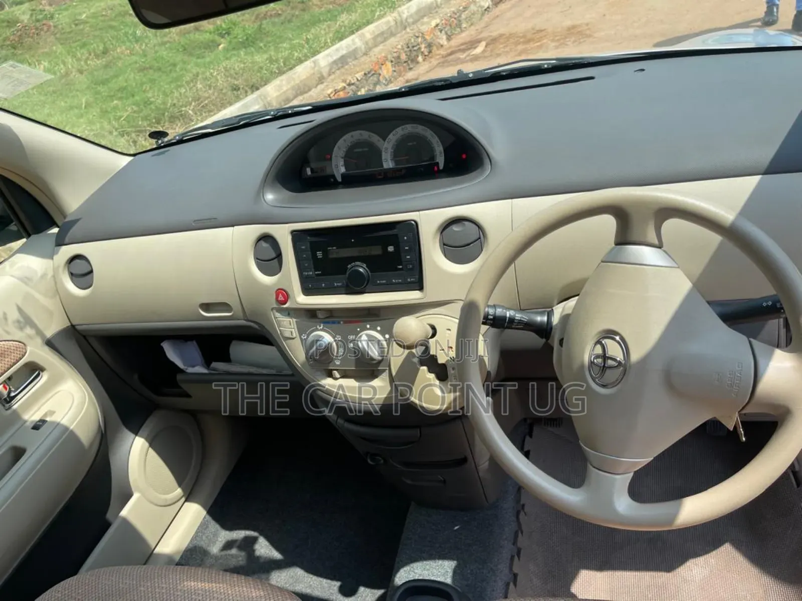 Toyota Sienta 1.5 FWD 2012 Silver