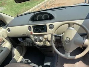 Toyota Sienta 1.5 FWD 2012 Silver
