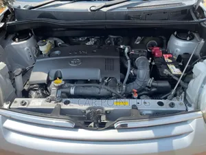 Toyota Sienta 1.5 FWD 2012 Silver
