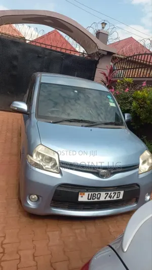 Toyota Sienta 2011 Silver