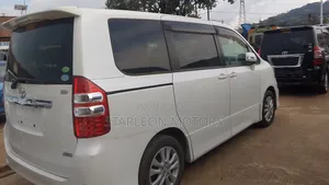Toyota Noah 2.0 158hp AWD (8 Seater) 2012 White