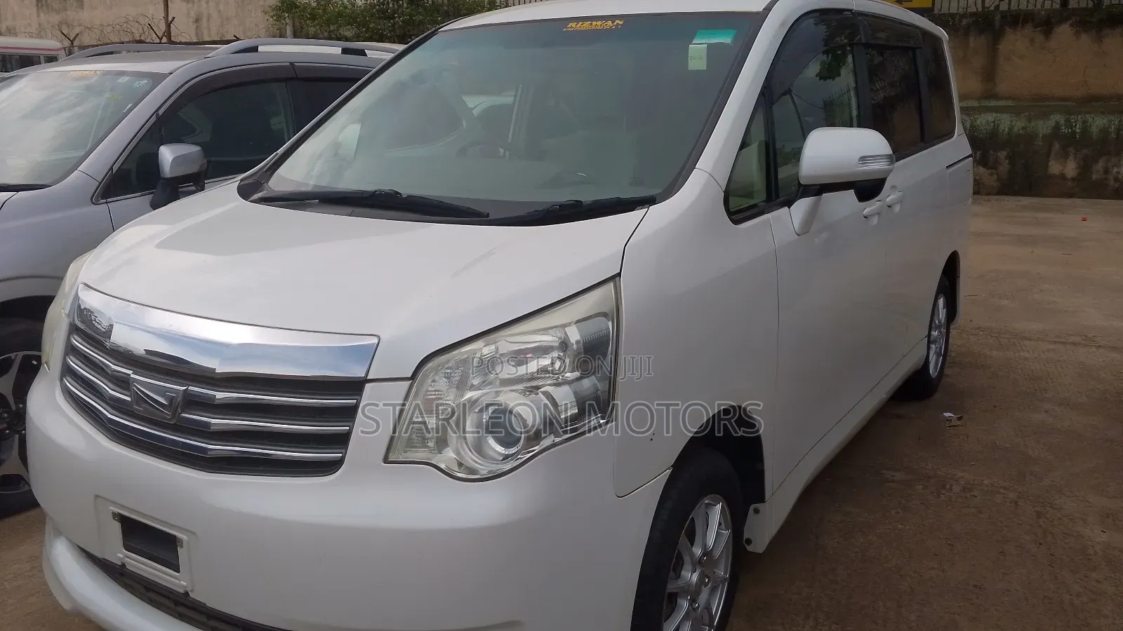 Toyota Noah 2.0 158hp AWD (8 Seater) 2012 White
