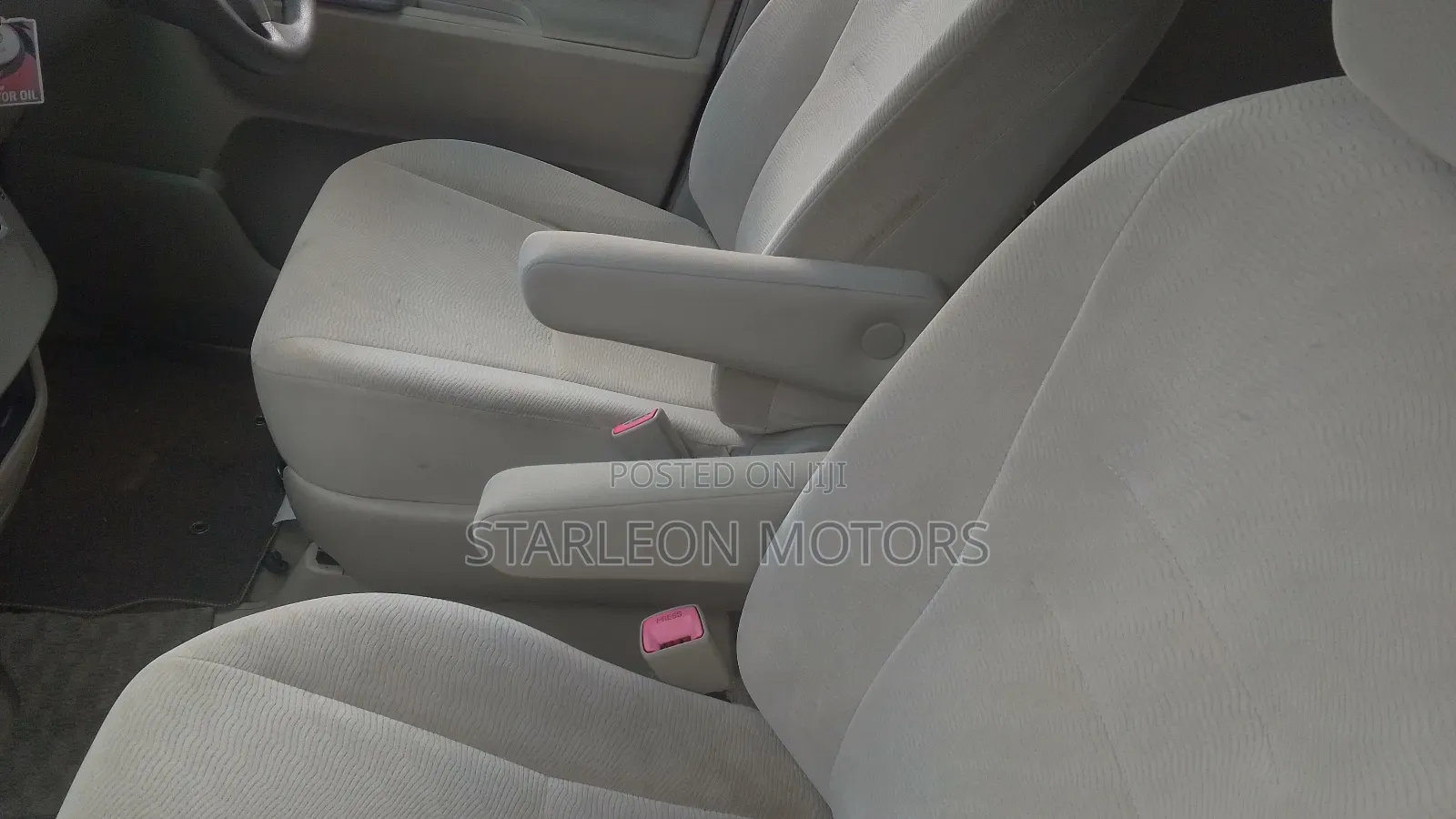 Toyota Noah 2.0 158hp AWD (8 Seater) 2012 White