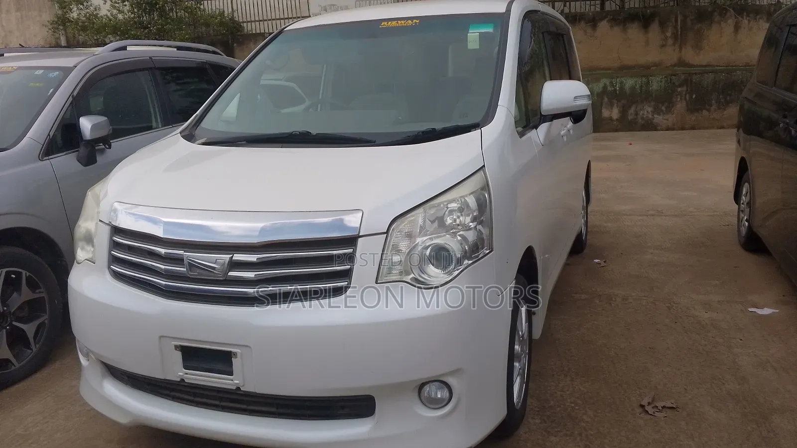 Toyota Noah 2.0 158hp AWD (8 Seater) 2012 White