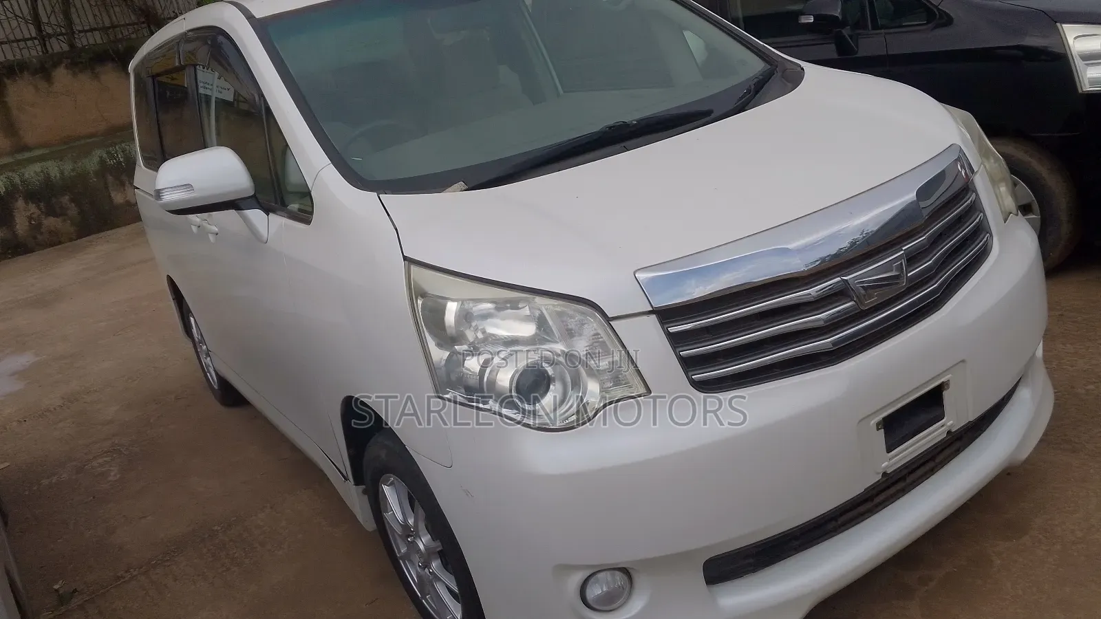 Toyota Noah 2.0 158hp AWD (8 Seater) 2012 White
