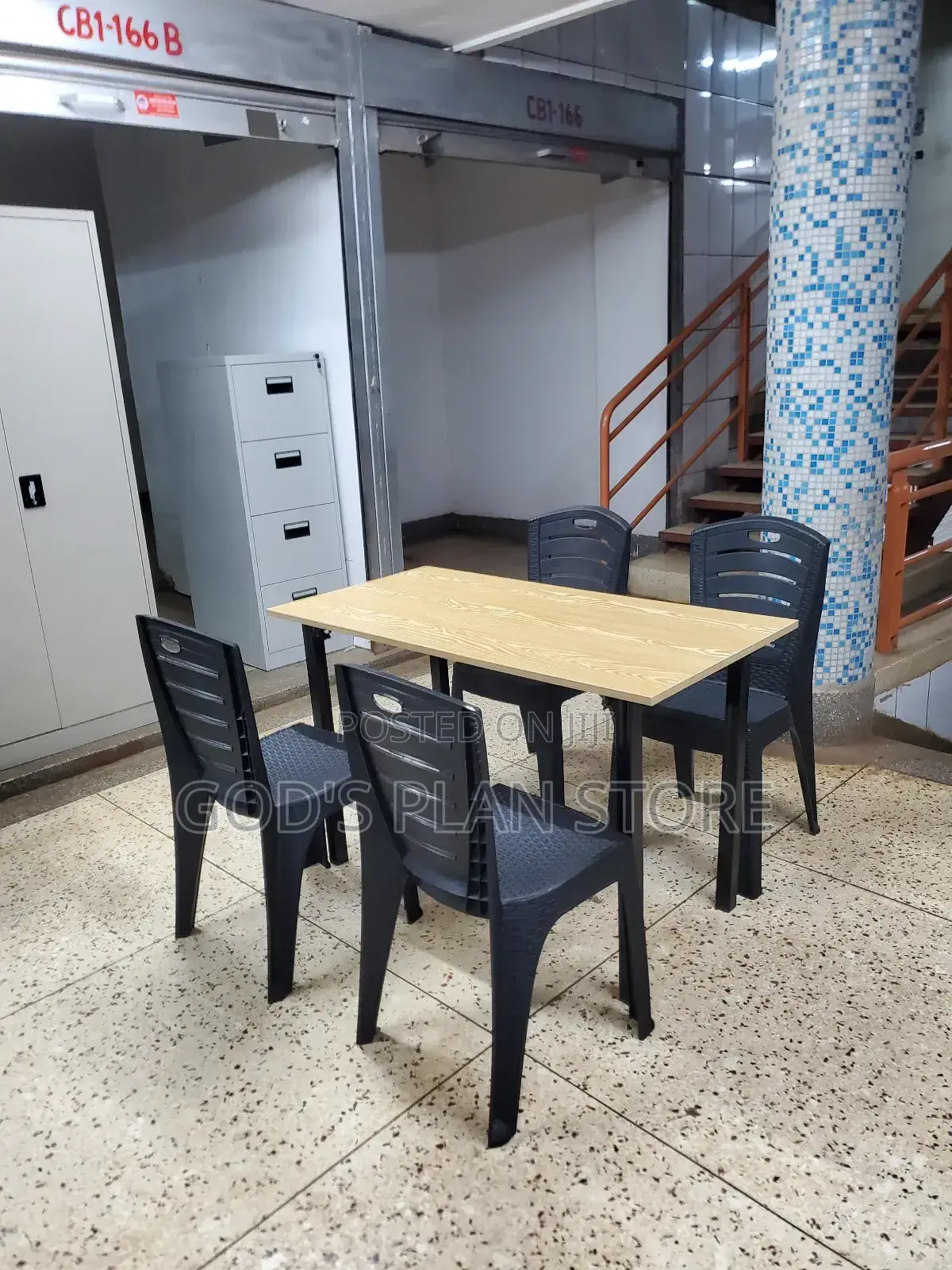 Plastic Chairs and Table Plastic Chairs and Table (Hotels/Bar/Cafe)