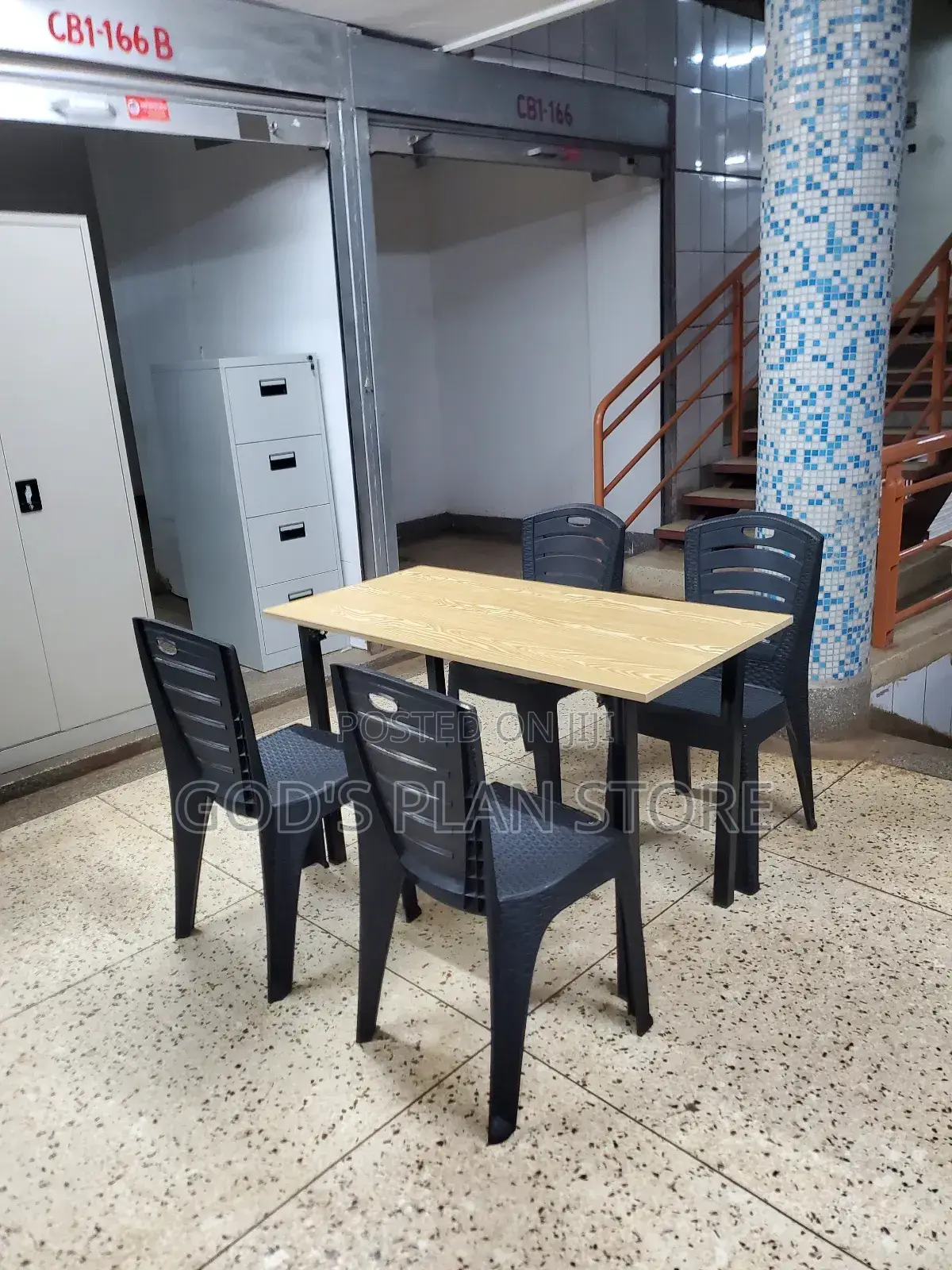 Plastic Chairs and Table Plastic Chairs and Table (Hotels/Bar/Cafe)