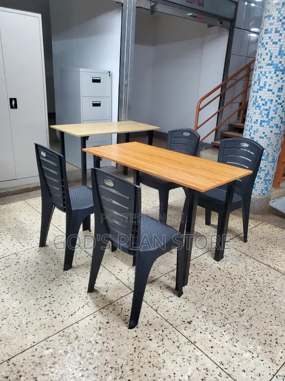 Ratten Plastic Chairs and Wooden Table for Restaurant and Hotel